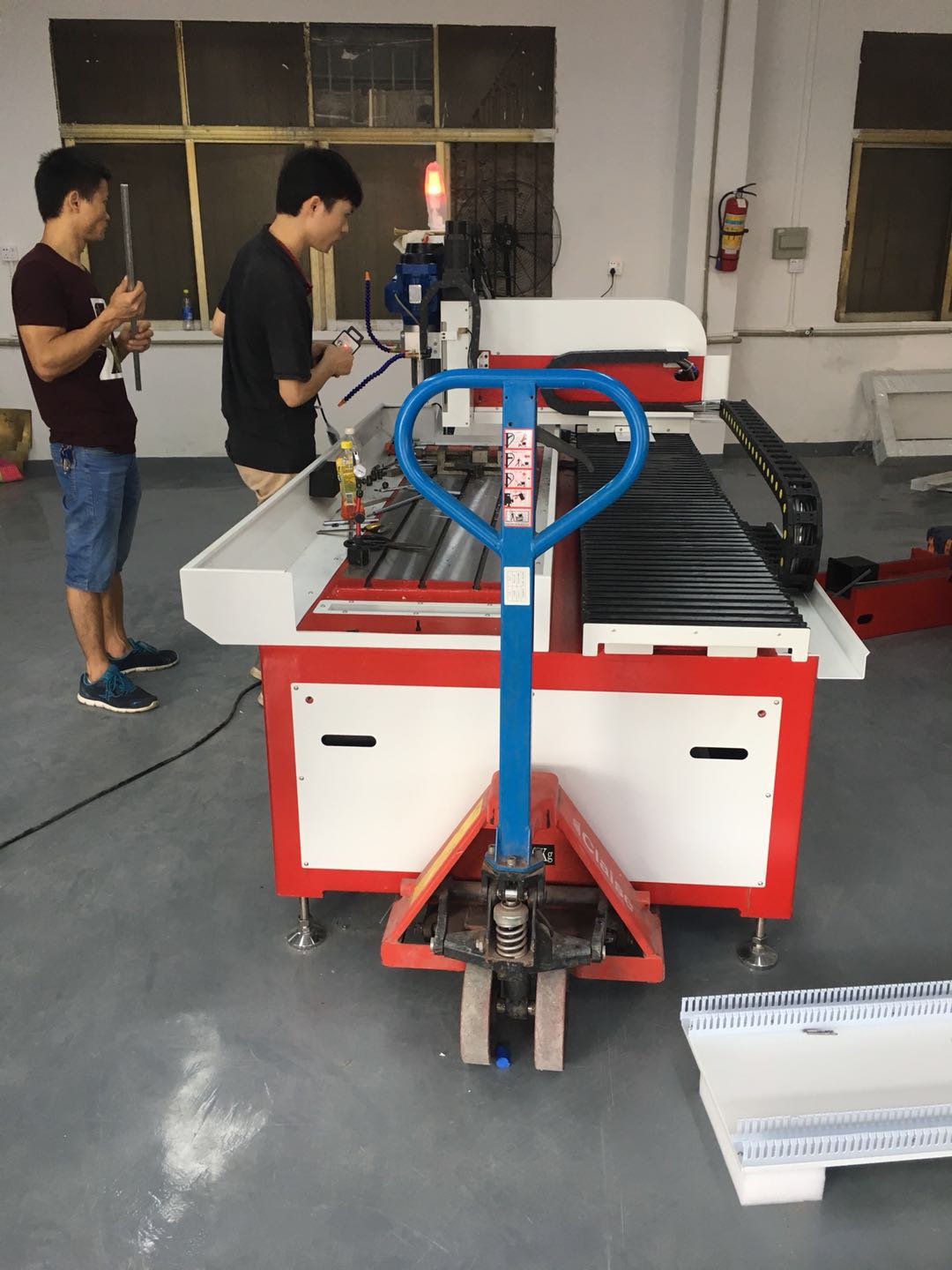 數(shù)控自動(dòng)鉆孔機(jī)出貨山東!